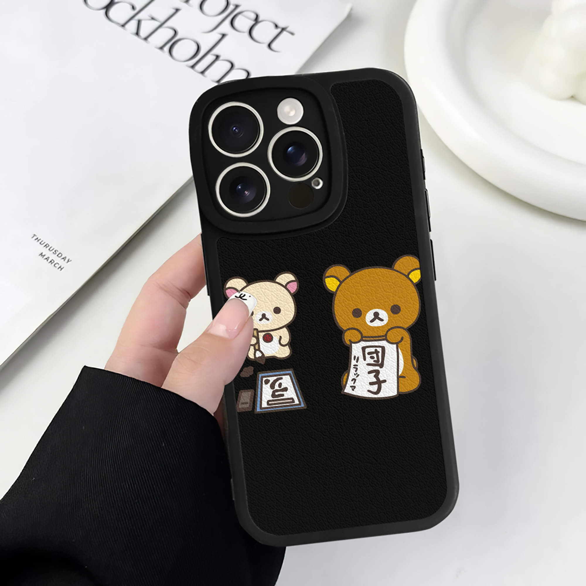 （画像用） リラックマ リラックマ キイロイトリ Rilakkuma Korilakkuma Kiiroitori 【iPhone 16シリーズ対応】シリコンスマホケース（レザー調） 材質：シリコン